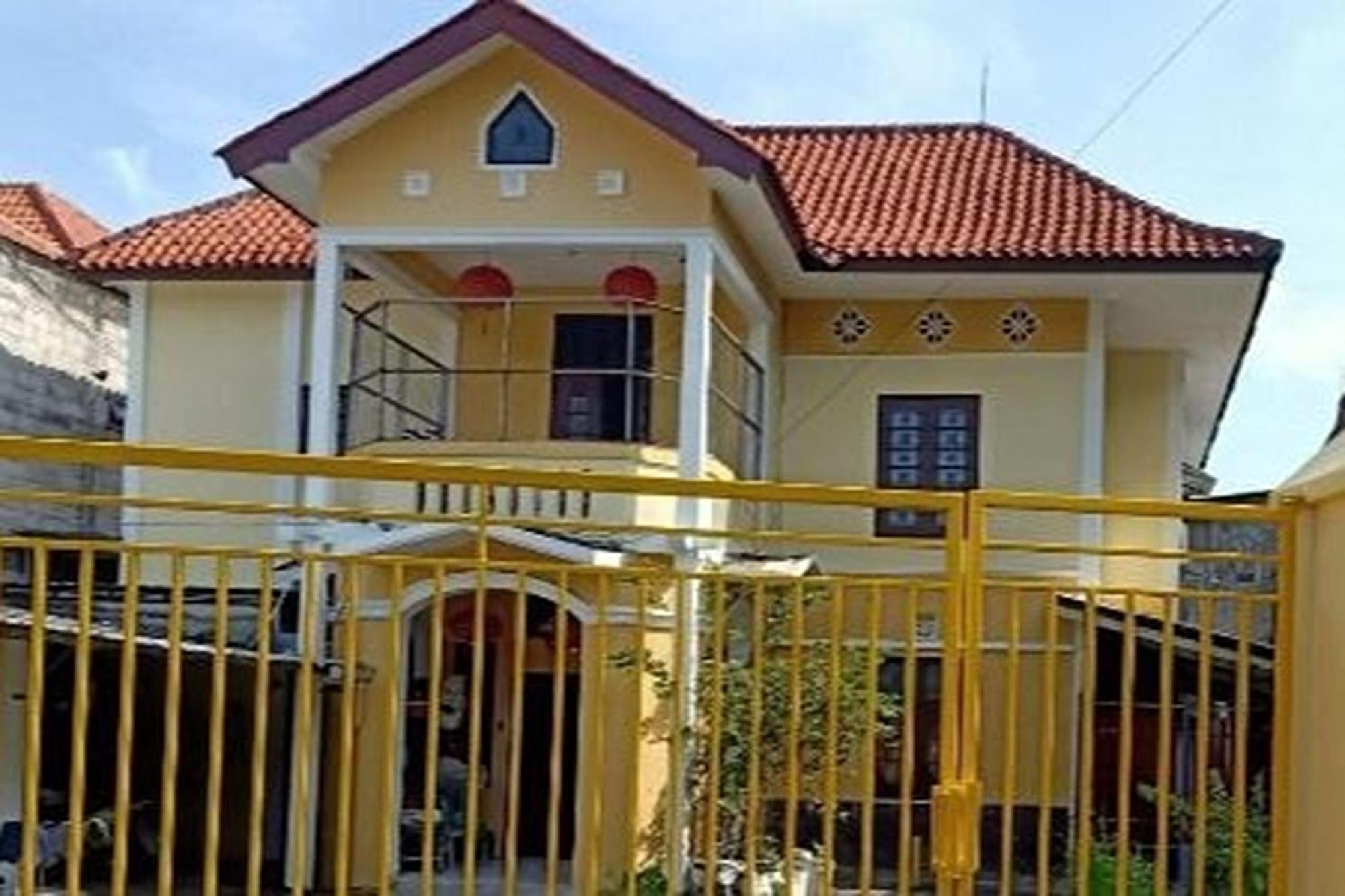 Kost 48 Surabaya Exterior foto